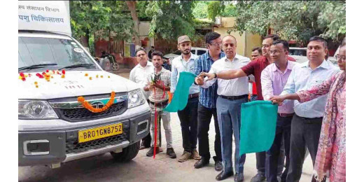 जिले में पशुओं के लिए एम्बुलेंस सेवा शुरू, प्रभारी डीएम ने दिखाई हरी झंडी